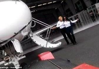 قائدة طائرة ومضيفة جوية تنفذان تحدي "كيكي" مع طائرة بدلاً من السيارة (فيديو)