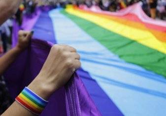إيقاف بث قناة مصرية بعد استضافة مثليين