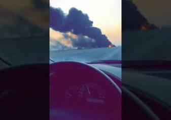 احتراق شاحنة ونيران تشتعل لمسافة طويلة على طريق الرياض - القصيم (فيديو)