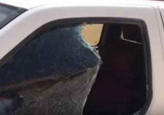 الاعتداء على سيارة مواطن سعودي وتخريبها وسرقة محتوياتها (فيديو)