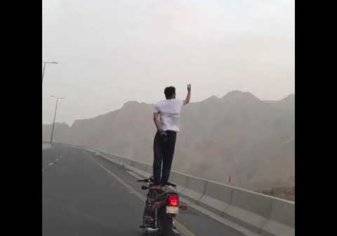شاهد..مغامر سعودي يقود دراجة نارية بشكل متهور