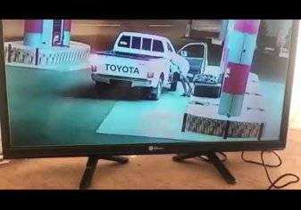 لحظة اختطاف عامل بسيارة من داخل محطة وقود في السعودية (فيديو)