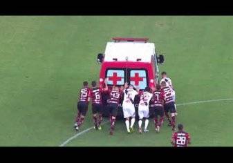 بالفيديو.. في مشهد طريف.. سيارة إسعاف تتعطل داخل الملعب