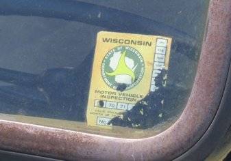 كيف تزيل الملصقات القديمة من على زجاج السيارة دون أن تترك أثراً؟