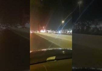 حريق هائل يندلع بمحطة وقود على طريق الجبيل – الظهران ويلتهم عدد من المركبات (فيديو)