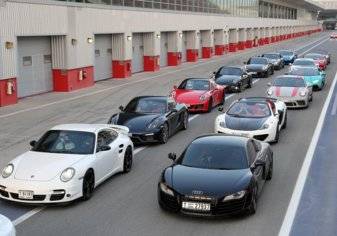 دبي تشهد أكبر تجمع للسيارات الفارهة (صور)