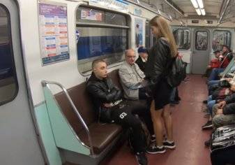 تصرف غير متوقع من فتاة حسناء تجاه من يجلسون في مترو الأنفاق بطريقة خاطئة (فيديو)