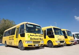 شرطة دبي تقدم 4 نصائح للطلاب عند ركوب الحافلات المدرسية والنزول منها