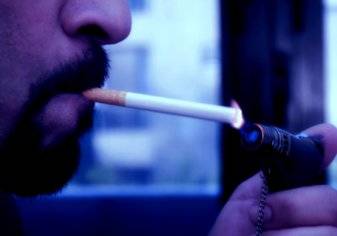 هل تدخين سيجارتين في اليوم له نفس خطورة تدخين علبة سجائر؟ (فيديو)