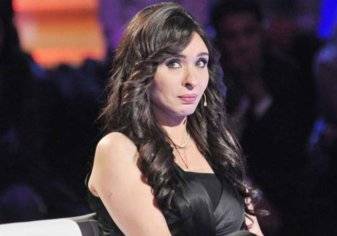 الراقصة المصرية دينا تبكي على الهواء بسبب ابنها (فيديو)
