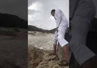نهاية مأساوية لشاب حاول مشاهدة السيول بمحافظة بيشه عن قرب (فيديو)