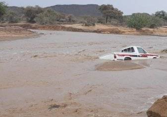 أمطار غزيرة تحتجز عدد من المركبات في سيول أودية عسير (صور)