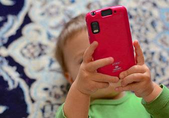 ما هو الحد الأقصى لاستخدام الأطفال للهواتف الذكية دون حدوث أضرار خطيرة؟ (فيديو)