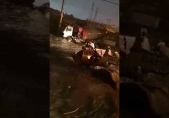 إنقاذ قائد مركبة من الغرق في سيول عسير بطريقة غريبة(فيديو)