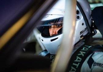 سائقة سعودية تحقق انجازاً تاريخياً في سباقين للسيارات بأبو ظبي (صور)