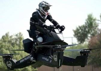 شرطة دبي تضم أول دراجة طائرة في العالم لأسطولها من المركبات (صور)