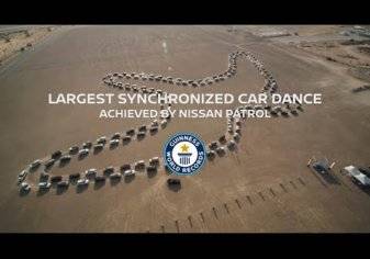 بالفيديو- 180 سيارة تدخل موسوعة جينيس بـ"عرض راقص" في صحراء الإمارات