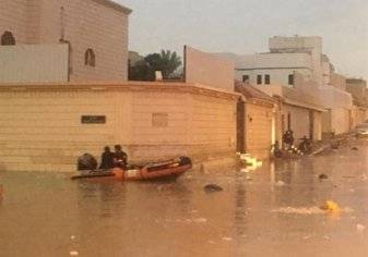شاهد ما حدث لشابين بعد دخولهما أحد الأنفاق المغمورة بالمياه في الرياض بسيارتيهما (فيديو)