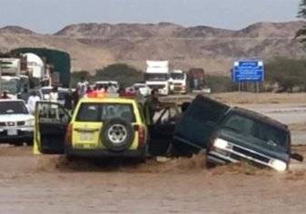 السيول تحتجز مركبة بها 5 معلمات بمحافظة مهد الذهب