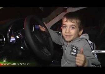 بالفيديو.. رئيس الشيشان يمنح طفلا سيارة فاخرة على هذا الإنجاز