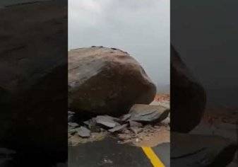 صخور ضخمة تسقط على طريق "عقبة الشفا" بالطائف وتمنع الحركة المرورية (فيديو)