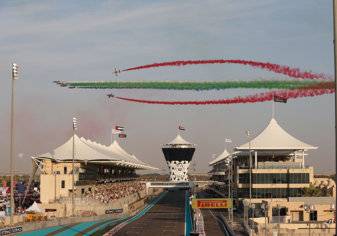 بالصور.. عمرو دياب يخطف الأنظار في سباق جائزة أبوظبي للفورمولا1