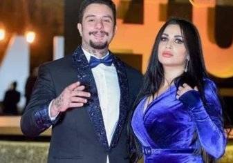 بالفيديو.. فستان زوجة أحمد الفيشاوي يضعها في موقف محرج بمهرجان القاهرة