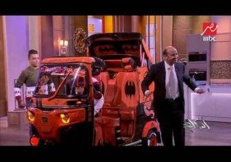 إعلامي مصري يفاجئ الجمهور ويدخل استوديو البرنامج بـ "توك توك" كابروليه (فيديو)