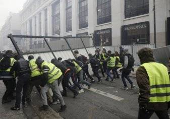 بالفيديو.. متظاهرو السترات الصفراء ينهبون متجر آبل في فرنسا