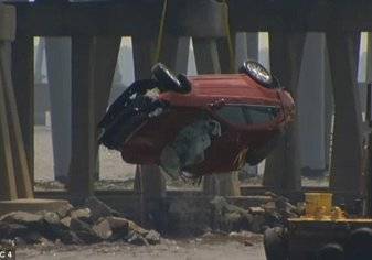سيارة تقودها فتاة تسقط من أعلى جسر ميناء جدة (فيديو)