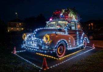 بريطاني يزين سيارته بـ10 ألاف مصباح وشجرة كريسماس (صور)