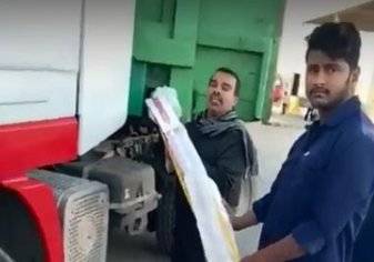 رجال جمرك الخفجي يحبطون تهريب كروز سجائر مخبأة بطريقة غريبة داخل شاحنة قادمة من الكويت (فيديو)