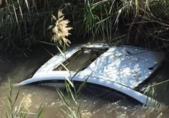 سيارة شاب سعودي تسقط في مصرف زراعي بالأحساء (صور)