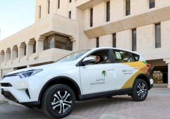 وزارة العمل السعودية تعلن تسليمها لأول سيارة لمفتشة ميدانية (صور)
