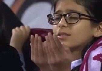 بالصور.. قصة طفلة أثارت جدلًا في الدوري السعودي بـ "دعائها"