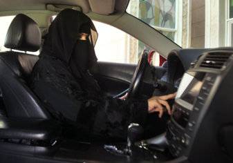 بالفيديو.. فتاة سعودية تقتحم مطعمًا بسيارتها