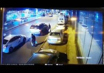 حادث مروري مروع لسيارة تصدم شخصين وتقذفهما لأعلى في بريدة (فيديو)