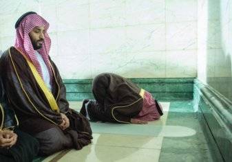 بالفيديو والصور.. ولي العهد السعودي فوق الكعبة المشرفة