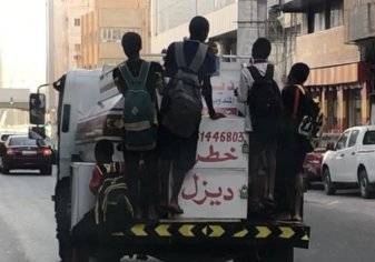 أطفال يثيرون حالة غضب بسبب ما فعلوه مع شاحنة بأحد شوارع مكة (فيديو)