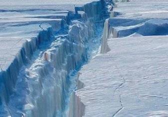 إنشقاق جبل جليدي قد تغير خارطة العالم قريباً