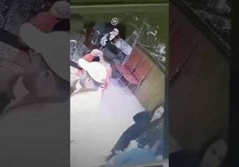 بالفيديو.. القبض على شخص تحرش بامرأة في مطعم بالرياض