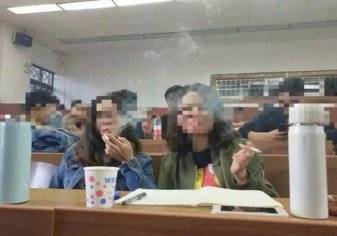 جامعة تتيح التدخين في فصولها.. تثير الجدل والصدمة