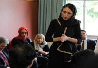 بالصور.. رئيسة وزراء نيوزيلندا ترتدي الحجاب وتقدم واجب العزاء