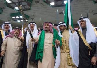 بالفيديو.. الملك سلمان يتفاعل مع "العرضة السعودية" خلال سباق للفروسية