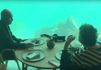 شاهد.. وجبة عشاء رومانسية في أكبر مطعم مغمور تحت الماء
