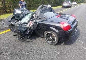 نهاية غير متوقعة لقائد سيارة تويوتا تعرضت لحادث مروري شنيع (صور)