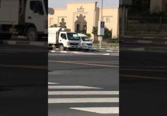 لماذا جلس رجل على سيارة امرأة بأحد شوارع دبي محاولاً منعها من التحرك؟ (فيديو)
