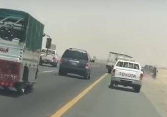 القوات الخاصة لأمن الطرق بمكة تطيح بقائد شاحنة بعد ما فعله على طريق الساحل الدولي (فيديو)
