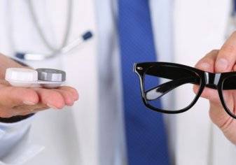 هل تعتبر العدسات اللاصقة بديلاً دائماً للنظارة الطبية؟ (فيديو)