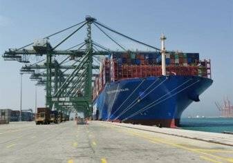 ميناء الدمام يستقبل أكبر سفينة حاويات في تاريخ الموانئ السعودية (صور)